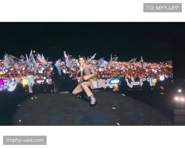 乔恩·琼斯家门一开就是拳台，隔壁阿姨直接怀疑人生