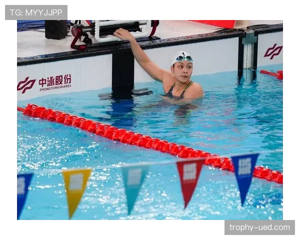 余依婷训练完随手啃蛋白棒的样子，真不像刚游完200混的人