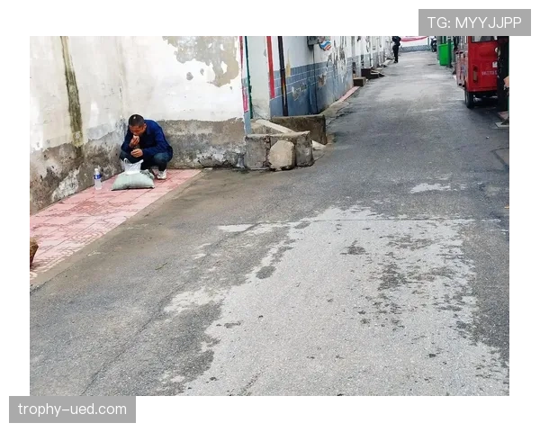 熊朝忠训练完蹲路边啃馒头，这自律狠人连喝水都掐秒表？
